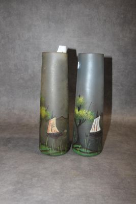 deux vases posés l'un à côté de l'autre sur une table