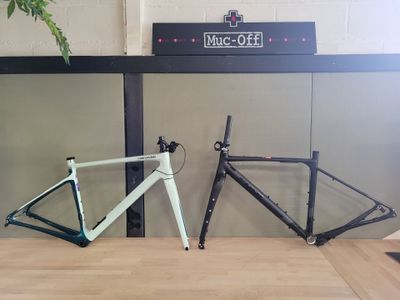 deux vélos garés l'un à côté de l'autre par terre