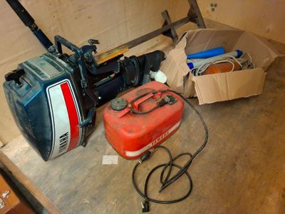 une photo d'une pièce où il y a beaucoup d'outils par terre