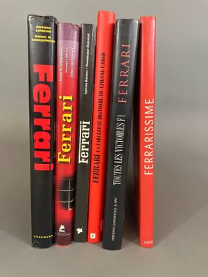 plusieurs livres sont empilés sur une table