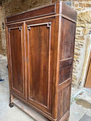 une grande armoire en bois surmontée d'une porte