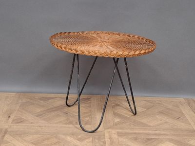 Table basse à plateau circulaire en rotin verni sur piètemen…