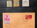 une photo d'une valise recouverte de nombreux timbres