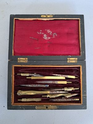 Compas dans sa boîte en acajou à décor de cartouche, fin XIX…