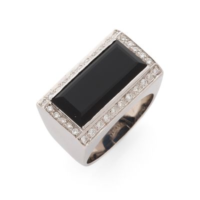 BAGUE retenant un rectangle d'onyx dans un entourage de diam…