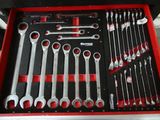 de nombreuses clés dans une boîte à outils rouge posée sur la table