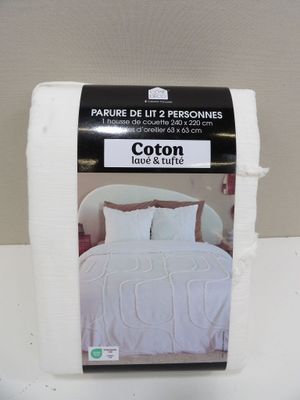 emballage d'un lit avec une couette blanche et un oreiller blanc