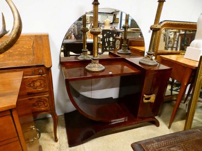 une table sur laquelle sont posés un miroir et une lampe