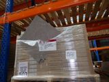 une palette remplie de cartons, placée sur une autre palette dans un entrepôt