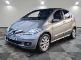 la voiture argentée est garée dans le garage sur le sol en damier