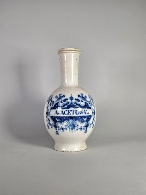 un vase bleu et blanc posé sur une table