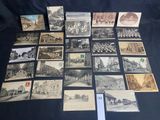 une vieille photo montrant une pile de vieilles cartes postales posées sur une table