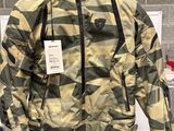 veste exposée dans un magasin, avec une étiquette attachée