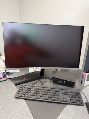 une image d'un bureau d'ordinateur avec un clavier et un écran