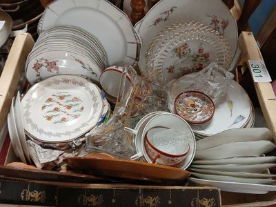 une boîte en bois remplie d'assiettes et de bols