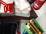 de nombreux objets posés par terre à côté d'un extincteur