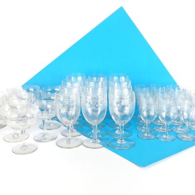 de nombreux verres à vin vides posés sur une table bleue