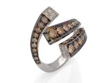 un gros plan d'une bague sertie de diamants bruns et blancs