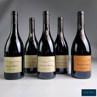 six bouteilles de vin sont alignées sur une table