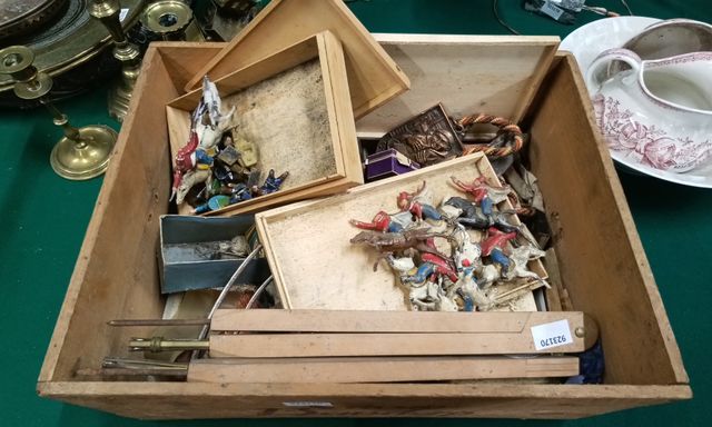 Lot comprenant soldats en plomb, équerres anciens, jouets anciens...