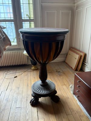 une petite table au milieu d'une pièce au sol en parquet