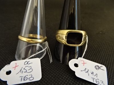 deux verres et une bouteille de vin posés sur une table