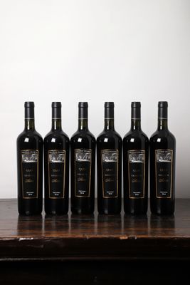 six bouteilles de vin sont alignées sur une table en bois