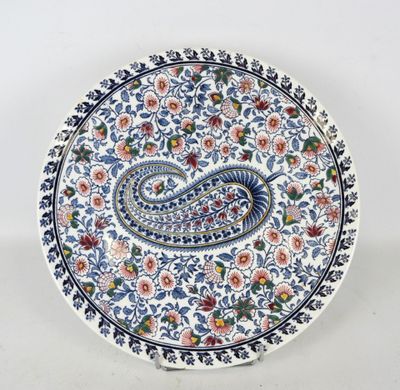 une assiette bleue et blanche ornée d'un motif paisley