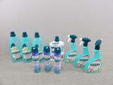 Plusieurs bouteilles de produits d'entretien sont alignées sur une table