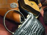 un sac à main posé sur une table avec d'autres objets