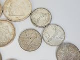 un grand nombre de pièces qui se trouvent sur une surface blanche