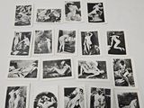plusieurs photographies en noir et blanc représentant un homme et une femme posées sur une table