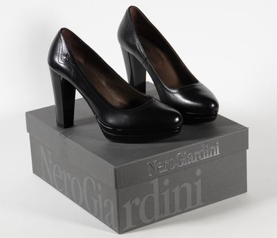 NEROGIARDINI Paire d'escarpins en cuir noir.