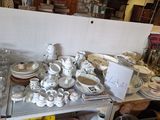 une table sur laquelle se trouvent beaucoup de plats et de tasses