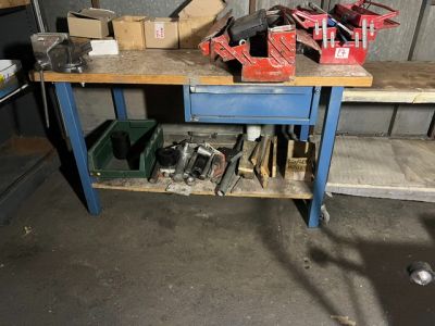 un établi sur lequel sont posés des outils dans un garage