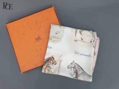 une boîte orange sur laquelle est représenté un cheval