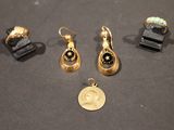 quatre types différents de bijoux exposés sur une table