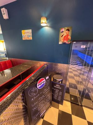 une photo du comptoir d'un snack-bar avec un sol en damier