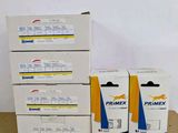 quatre boîtes de papier pour imprimante empilées les unes sur les autres