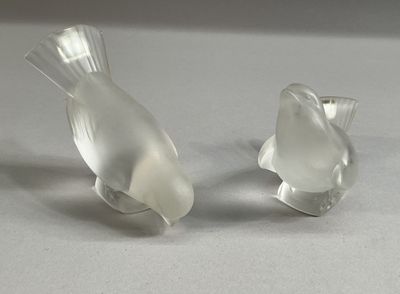 deux oiseaux en verre posés sur une table