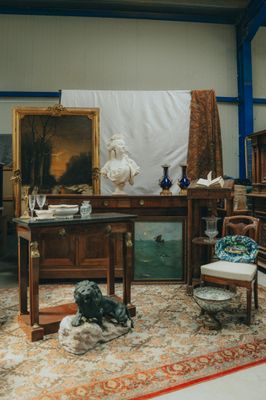 une pièce contenant beaucoup de meubles