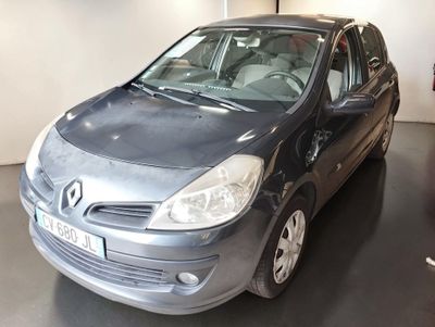 une petite voiture garée dans un garage