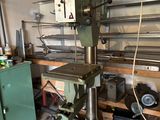 une machine posée sur une table dans une pièce