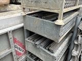 une pile de caisses métalliques posées les unes à côté des autres par terre