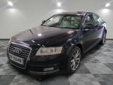 une photo d'une Audi noire garée dans un garage