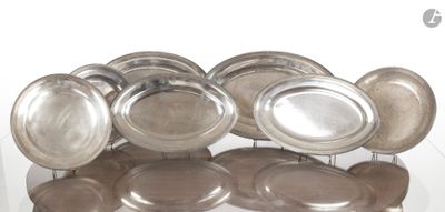 une grande quantité d'assiettes en argent empilées les unes sur les autres