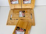 trois planches à découper en bois et une planche à découper ornée d'un motif