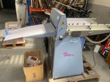 une machine posée sur une palette dans un entrepôt