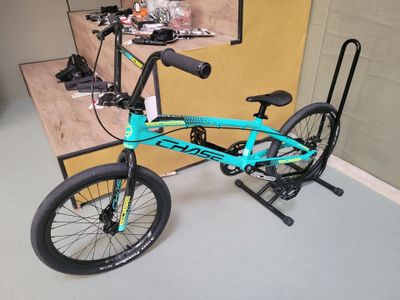 un vélo posé par terre dans la pièce
