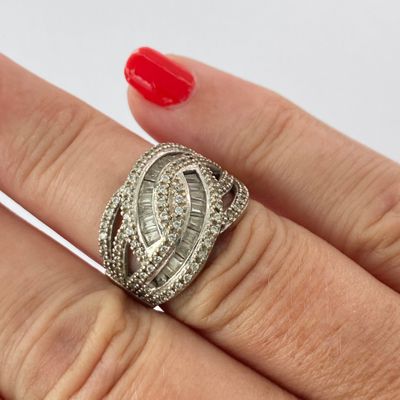 la main d'une femme tenant une bague sertie d'un diamant